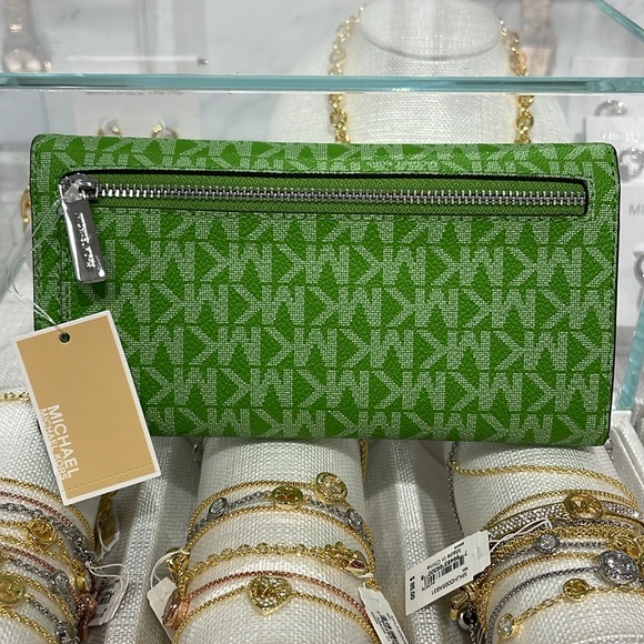 Michael Kors Jet Set Large Logo Trifold Wallet
Jungle Green 
NWT - Picture 15 of 16